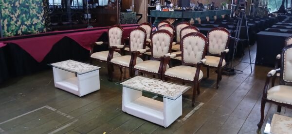 kursi armchair dengan tampilan megah dan klasik, cocok untuk acxra premium