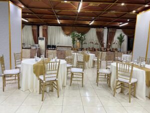 kurso tiffany mewah dan elegan di acara indoor