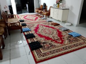 karpet permadani turki dengan bantalan sebagai alas duduk