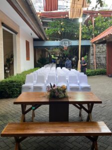 sewa meja taman untuk event outdoor