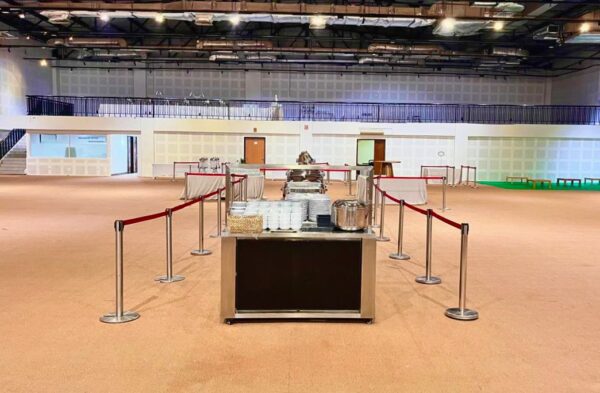 sewa tiang pembatas untuk event indoor